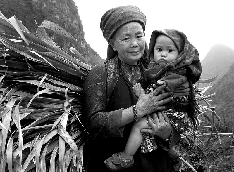 161 - grandmother and grandson - NGUYEN Dzung - vietnam.jpg